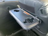 後部座席にはパーソナルテーブル!車内で飲食する際にとても便利!