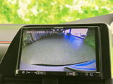 後方の映像を画面で確認でき、駐車時や後退時の周囲確認をサポートします。車両後方の様子を把握しやすく、狭い駐車スペースでの操作や切り返しにも便利です。