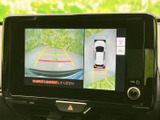 後方の映像と車両周囲の状況を画面で確認でき、駐車時の周囲確認をサポートします。ガイド表示も備わり、車庫入れや狭い場所での操作に役立つ装備です。