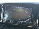 後退時に車両の後ろ側をモニター画面に表示します。車庫入れなどでバックする際に後方確認ができて便利です。車庫入れが苦手な人もこれで安心。
