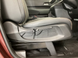 【前席】運転席にはシート高を調整できるハイトアジャスターが装備され、幅広いシートポジションの設定が可能になっております♪