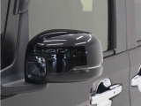 ◆ドアミラーウインカー◆ドアミラーにウインカーを装備しています。対向車に自身の進行方向を合図し安全に運転できます。