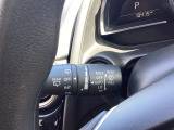 レバーをAUTOの位置にしているとき、レインセンサーが雨を感知すると、雨量に応じてワイパーが自動で作動してくれるオートワイパーを装備!