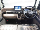 ◆インテリアパネル◆視界広々で非常に運転しやすくロングドライブでも疲れを感じさせないすっきりとまとまったインパネ周りです。