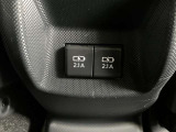 後席の足元にUSBポートがあって後席の方も携帯の充電が出来て安心♪