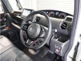 ◆視界広々で非常に運転しやすくロングドライブでも疲れを感じさせないすっきりとまとまったインパネ周りです。