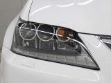 LEDヘッドランプにはアダプティブハイビームシステム「AHS」を採用。光検出カメラで車両検出をし、先行車や対向車に直接ハイビームを当てないように部分遮光します。