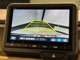 リバースギアに入れるだけで後方の表示へ切り替わります。夜間や雨の日の駐車も楽になりますよ。