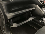 何かと便利なグローブボックス。メンテナンスノートや車検証、ちょっとしたメモと筆記用具等を入れておくとあればもしもの時にも便利ですね。