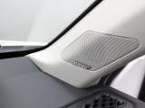 【BOSEサウンドシステム】BOSE社独自のアルゴリズムでステレオ(左右2チャンネル)音源をマルチチャンネルに変換。広大で臨場感あふれるサラウンド体験を実現しています。