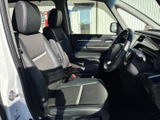 前席は視界が広く、運転席と助手席の間にもゆとりを感じるレイアウトです。シートは身体を預けやすい形状で、落ち着いて過ごせる空間に仕上がっています。
