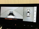 パノラミックビューモニターを装備。駐車場や交差点でクルマを真上から見るように周囲を確認できます。機能の詳細は販売店スタッフまでおたずねください。