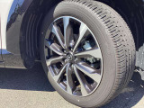 純正18インチアルミホイールでスタイルバッチリ!215/50R18タイヤです
