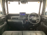 【前方視界】開放的な前方視界!運転がしやすく疲れにくいです♪窓が大きく、見通しがとっても良いおクルマですよ♪