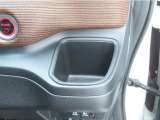 【運転席側ドリンクホルダー】運転中にすぐ取り出しやすい位置に配置しているのでドライブ中の水分補給もスムーズです。