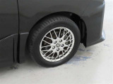 装着タイヤサイズは、205/55R16です。純正アルミホイールを装着しております。