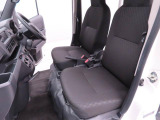 厚みがあって、座り心地のいいソファのようなシート。運転席も助手席もリラックスしてゆったりと座れます。