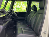 運転席から助手席まで見渡しやすく、窓まわりも広く感じられる前席空間です。シートは身体を支える形状で、落ち着いた色合いが車内にまとまりを与えます。
