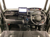 車内は光触媒抗菌消臭施工済です。スタイリッシュなデザインでスポーティなインパネ周りを演出します。グローブボックスやカップホルダーのほかにトレーなどたくさんの収納スペースが付いています。