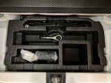 リヤには「いざ」という時のための工具が装備しております。ジャッキ・ナットレンチ・タイヤパンク修理キット・ミニコンプレッサーなどのお助けキットです。