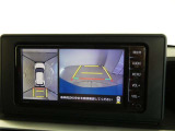 パノラミックビューモニター付きです。車両を上から見たような映像を画面に表示。運転席からの目視だけでは見にくい、車両周辺の状況をリアルタイムでしっかり確認できます。