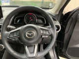 ドライバーが心に余裕をもって運転に集中できること、助手席や後席からもすっきりと前を見通せる空間の起点となり、全員が安心してドライブを楽しめることをモットーにシンプルなレイアウトとなっています。