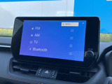 FM・AM・TV・Bluetoothの項目が画面にまとまり、選びたい音源を確認しやすい表示です。大きく見やすい画面で、日々の移動中も使いやすく、車内での時間を快適に過ごせます。