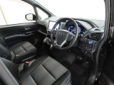 シンプルで使いやすいデザインの運転席です。