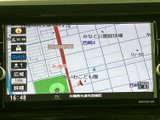 地図上に道路や施設名が表示され、周辺の位置関係を画面で確認できます。現在地を示すマークや縮尺表示も見やすく、日常のお出かけ先を探す際にも役立ちます。