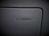 運転者の膝を守るSRSニーエアバッグを備えています。