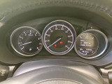 速度や燃料残量などの情報がまとまり、運転席から確認しやすいメーター配置です。必要な情報を把握しやすく、日々の運転を支える見やすい計器まわりです。