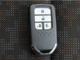 【スマートキー装備】キーを携帯していれば、前席のドアハンドルを握るだけでドアが解錠します。