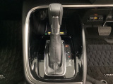 「e:HEV」は、モーター走行を中心にしながら電気エネルギーやエンジン動力を効率よく使い分けることができる賢いハイブリッドシステムです。サイドブレーキはスイッチ操作の電子制御パーキングブレーキです。
