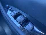 全席パワーウィンドウとなっています。運転席はオートになっているのでワンタッチ開閉することが出来ます。