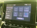 AM・FMラジオやDVD、USB、Bluetoothなど、選べる音源が画面に一覧表示されています。聴きたい音源を選びやすく、通勤やお出かけの際も好みに合わせて活用できます。