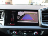 バックカメラ駐車時、後退時に後方を確認する事ができる安全快適装備になります映像だけでなくセンサーにより障害物の距離もドライバーに直感的に伝えてくれる機能になります。
