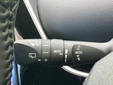 AUTOの表示を含む操作目安がレバーに記され、ワイパー関連の設定を確認しやすい仕様です。雨天時など状況に合わせた操作を手元で行える便利な装備です。
