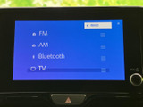 FMやAM、Bluetooth、TVがメニューに並び、好みに合わせた音源選びができます。画面上で項目を確認しやすく、日々の移動時間に合わせて使い分けられます。