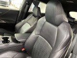 素材の確かさと心地いいフィット感が座った瞬間に伝わってくるシート。運転席も助手席もリラックスしてゆったり座れます。