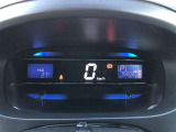 大型メーターで視界も良好な運転席廻りです。運転時の視線移動が少なくて済むので、安全性にも一役かってくれます。