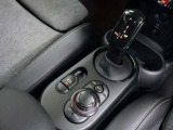 MINIコントローラは直感的で手探り操作ができますので、余所見をせずに安全にもつながります。