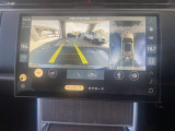 360&deg;サラウンドカメラ】全周囲のカメラを繋ぎ合わせ上からのアングルを画面上に映し出します。見やすい為バックも安全に運転できます。