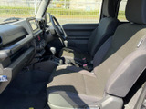 前席まわりは視界が開け、運転席から前方や左右を確認しやすいレイアウトです。シートは体を預けやすい形状で、助手席との距離感も近く、同乗者と過ごしやすい空間です。