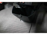 運転席と助手席の間にセンターロアボックスがあります!
