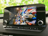 画面にテレビ映像を表示でき、停車中の待ち時間も番組を見ながら過ごせます。車内でひと息つきたい場面にうれしい装備で、操作画面も見やすく、気軽にテレビをお楽しみいただけます。