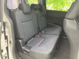 2列目は横並びで座れるシートにヘッドレストを備え、同乗者それぞれが落ち着いて過ごせる空間です。窓からの光も取り込みやすく、家族での移動や複数人でのお出かけにも活躍します。