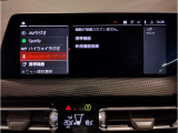 【ⅰドライブナビゲーション】文字情報も鮮明に表示する高解像度カラーディスプレイを採用。視認性に優れた地図デザインと特徴的な建造物を目印にした描写表示で現在位置を把握できます。地図データの更新も可能です