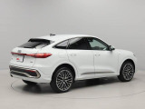 quattro(4WD)で雪道や滑りやすい道路はもちろんのこと日常の運転シーンでも安心と安全、さらにスポーティーなドライビング体験を提供します