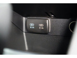 小物の収納に便利なセンタートレイには携帯等のデバイスの充電可能なUSB出力電源付です。
