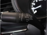 【オートワイパー機能】レバーをAUTOの位置にしているとき、レインセンサーが雨を感知すると、雨量に応じて、ワイパーが自動で作動します。